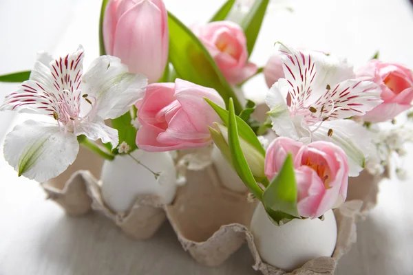 Décoration de Pâques avec des fleurs — Photo