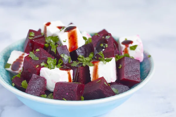 Salada com beterraba e feta — Fotografia de Stock