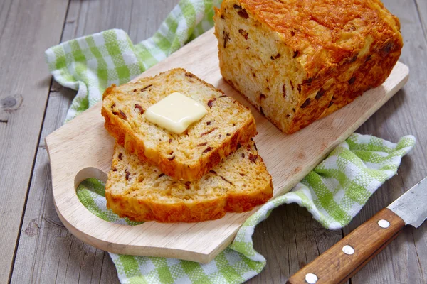 Pane di mais con pancetta e cheddar — Foto Stock