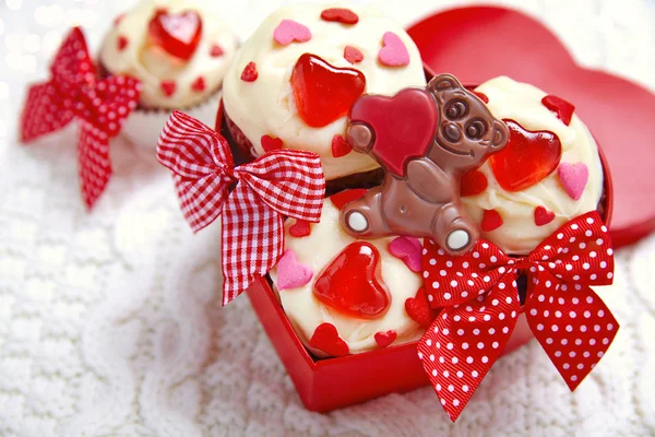 Pastelitos de terciopelo rojo decorados con corazones —  Fotos de Stock
