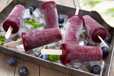 Yaban mersini dondurma popsicles