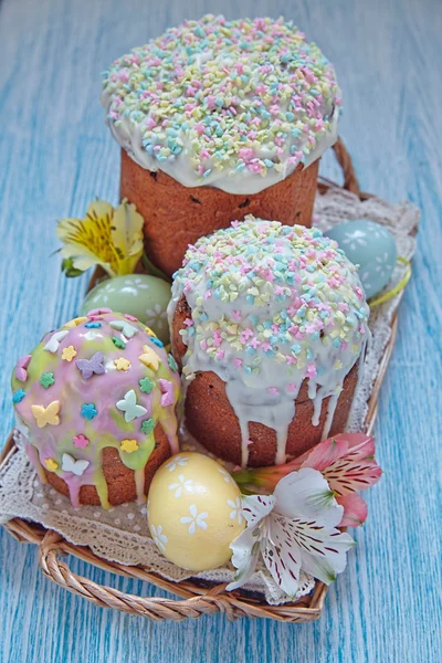 复活节蛋糕和鸡蛋 — 图库照片