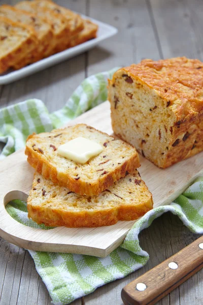 Mısır ekmeği pastırma ve kaşar peyniri ile — Stok fotoğraf