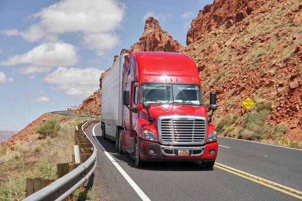 Kırmızı kamyon yolda.