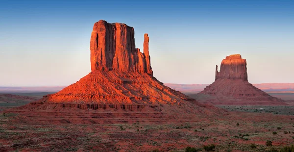 Monument Valley na luz vermelha da manhã — Fotografia de Stock