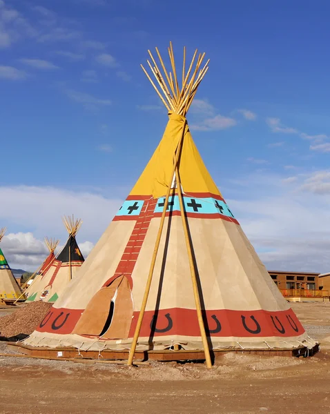 Kızılderili çadırları süsler ile dekore edilmiş