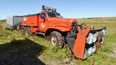 Kar temizleme makinesi. Tarihsel Sovyet Zil kar temizleme makinesi.