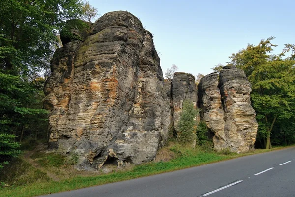 Sandstensklippor och i höstlig skog — Stockfoto