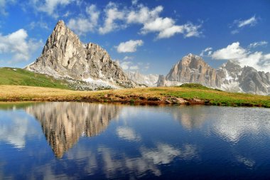 Yüzeyde Dağ Gölü yansıması