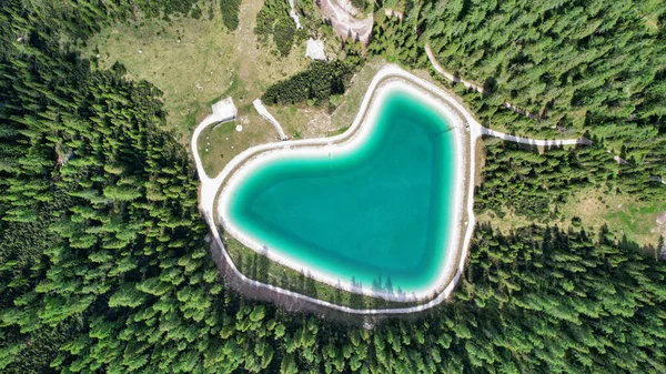Τυρκουάζ Ορεινή Λίμνη Στις Ιταλικές Άλπεις Στους Δολομίτες — Φωτογραφία Αρχείου