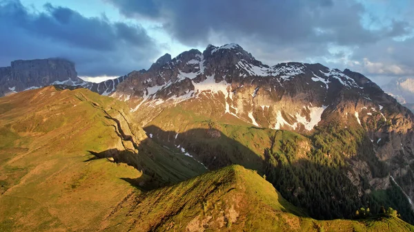 Talyan Dolomites Alplerindeki Dağ Zirveleri Akşam Işığında — Stok fotoğraf