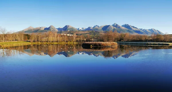 Göl yansıması ile sonbahar Dağları — Stok fotoğraf