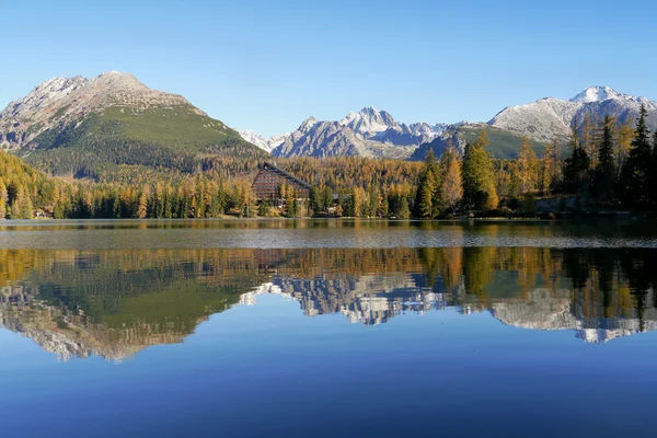 Montanhas de outono com reflexão no lago — Fotografia de Stock