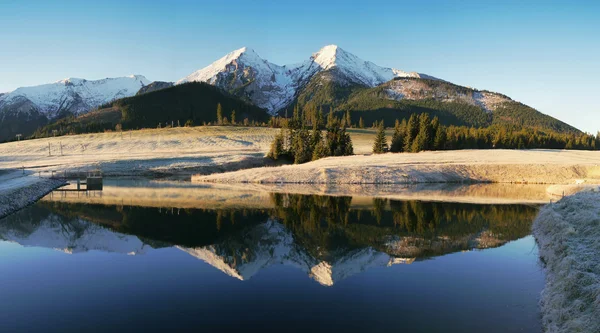 Podzimní hory s odrazem v jezeře — Stock fotografie
