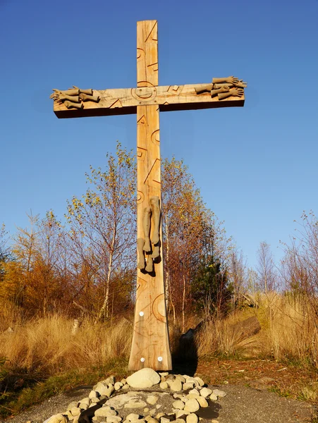 Katolsk træ kors i efteråret landskab - Stock-foto