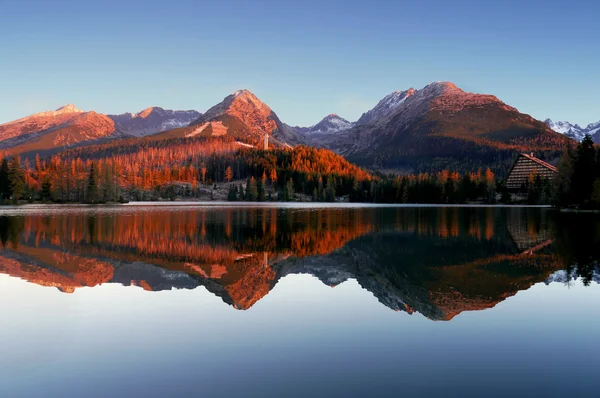 Montanhas de outono com reflexão no lago — Fotografia de Stock