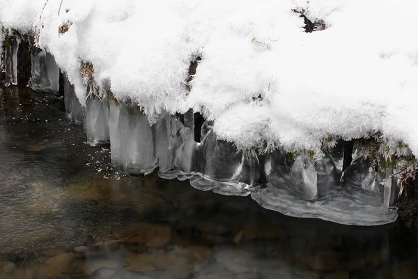 Icicles above water — Stock Photo, Image