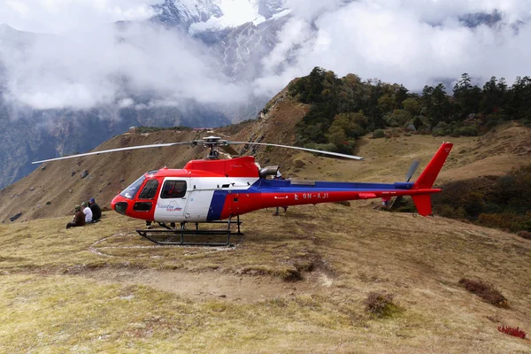 Helicopter in the Himalayas — Stock Photo, Image