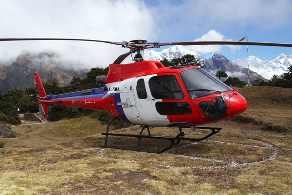 Helicopter in the Himalayas — Stock Photo, Image