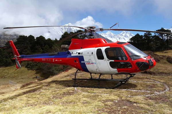 Helikopter in de Himalaya — Stockfoto