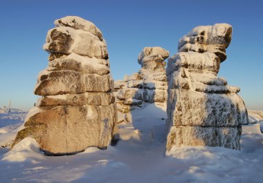 Buzlu bir dağ sırtı sabah ışık dondurulmuş