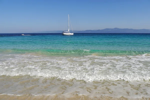 Sailboat in turquoise sea — Stock Photo, Image