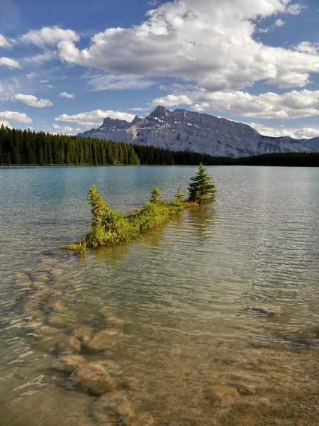 Lago e Montagne Rocciose — Foto Stock