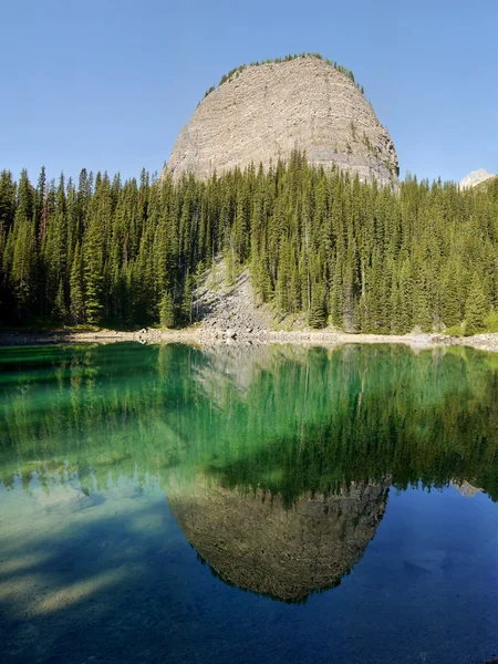 Riflessione di montagna nel lago — Foto Stock