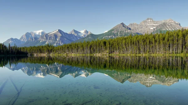 Hory se odrážejí v jezeře — Stock fotografie
