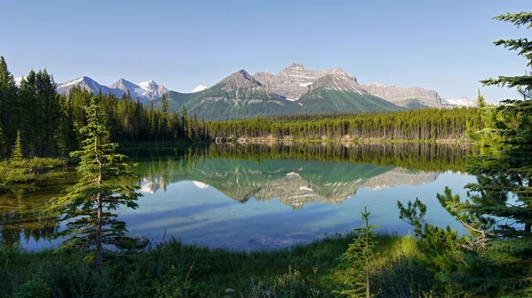 Montagne riflesse nel lago — Foto Stock