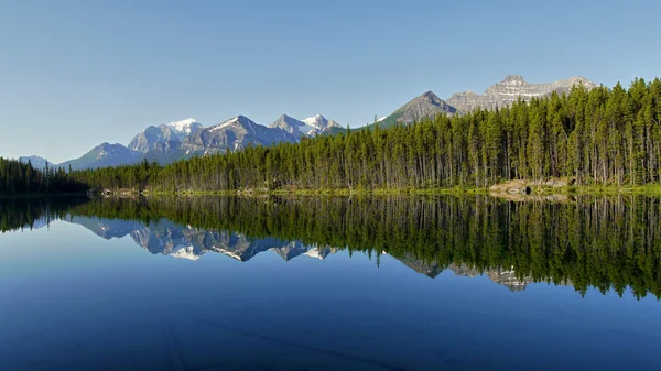 Mountains reflected in the lake — Stock Photo, Image