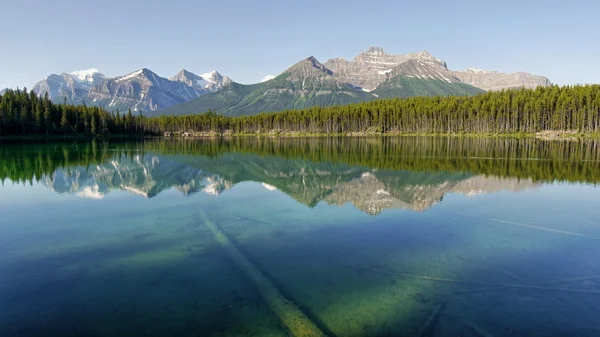 Berg speglas i sjön — Stockfoto