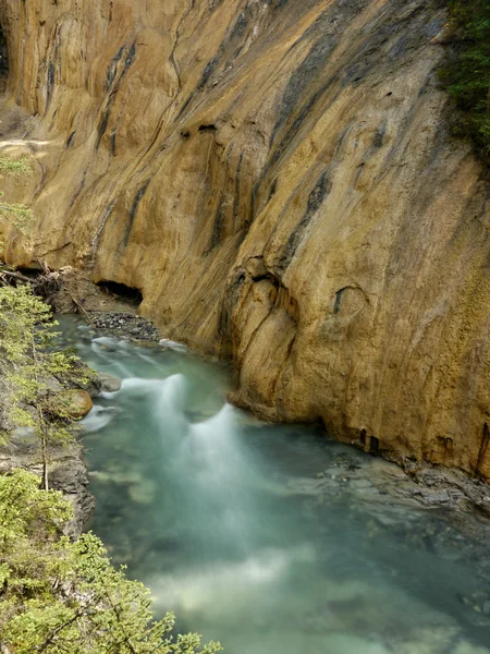 Wasserfall in eine wilde Schlucht — Stockfoto