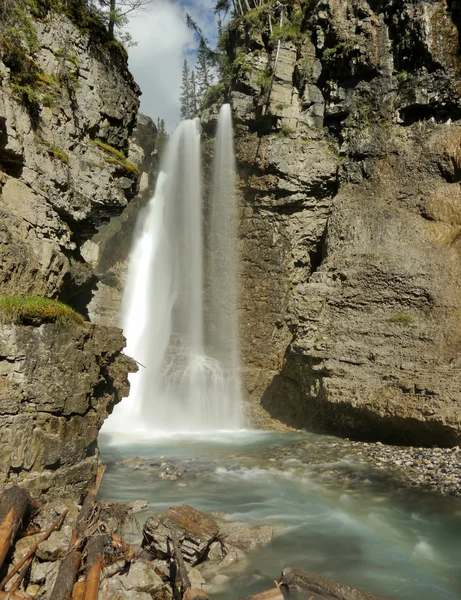 Водопад в дикое ущелье, Канадские Скалы — стоковое фото