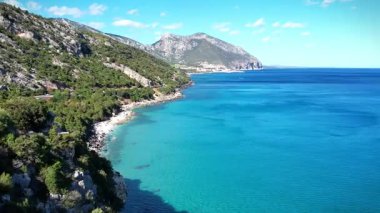 Hava Görüntüsü Turkuaz Okyanusu Kayalık Sardunya Kıyısı 'yla Karşılaşıyor