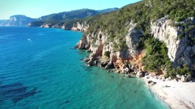 Hava Görüntüsü Turkuaz Okyanusu Kayalık Sardunya Kıyısı 'yla Karşılaşıyor