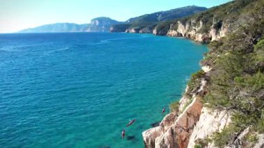 Turkuaz deniz suyu ve taş iskeleli güzel bir sahil manzarası. İtalya 'daki Sardunya adaları, insansız hava aracı atışı. Yaz deniz manzarası