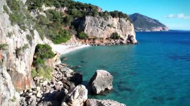 Güzel deniz mağarası ve açık mavi zümrüt su manzarası üzerinde uçuyor. Seyahat konsepti. Yazın deniz manzarası. Sardunya, İtalya