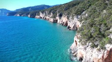 Güzel deniz mağarası ve açık mavi zümrüt su manzarası üzerinde uçuyor. Seyahat konsepti. Yazın deniz manzarası. Sardunya, İtalya