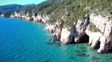 Güzel deniz mağarası ve açık mavi zümrüt su manzarası üzerinde uçuyor. Seyahat konsepti. Yazın deniz manzarası. Sardunya, İtalya