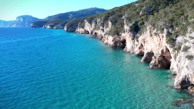 Güzel deniz mağarası ve açık mavi zümrüt su manzarası üzerinde uçuyor. Seyahat konsepti. Yazın deniz manzarası. Sardunya, İtalya