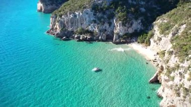 Güzel deniz mağarası ve açık mavi zümrüt su manzarası üzerinde uçuyor. Seyahat konsepti. Yazın deniz manzarası. Sardunya, İtalya