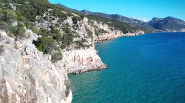 Güzel deniz mağarası ve açık mavi zümrüt su manzarası üzerinde uçuyor. Seyahat konsepti. Yazın deniz manzarası. Sardunya, İtalya