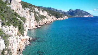 Güzel deniz mağarası ve açık mavi zümrüt su manzarası üzerinde uçuyor. Seyahat konsepti. Yazın deniz manzarası. Sardunya, İtalya