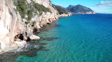 Hava Görüntüsü Turkuaz Okyanusu Kayalık Sardunya Kıyısı 'yla Karşılaşıyor