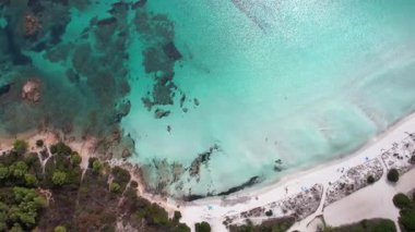 Hava Görüntüsü Turkuaz Okyanusu Kayalık Sardunya Kıyısı 'yla Karşılaşıyor