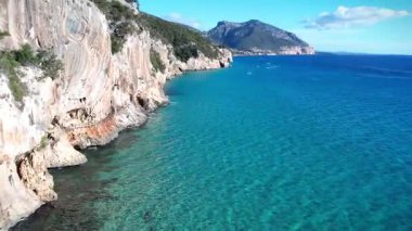Hava Görüntüsü Turkuaz Okyanusu Kayalık Sardunya Kıyısı 'yla Karşılaşıyor