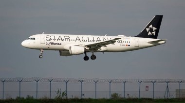 Star Alliance uçağı Bohemya 'daki Prag Uluslararası Havaalanına indi