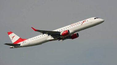 Avusturya Havayolları uçağı Çek Cumhuriyeti 'ndeki Prag Uluslararası Havalimanı' ndan havalanıyor.