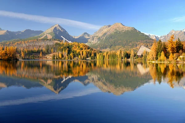 Autunno colorato lago di montagna - Alti Tatra — Foto Stock